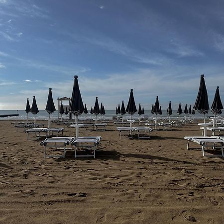 Apartment Luma With Pool Lido di Jesolo Bagian luar foto