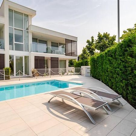 Apartment Luma With Pool Lido di Jesolo Bagian luar foto