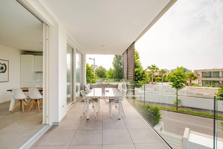 Apartment Luma With Pool Lido di Jesolo Bagian luar foto