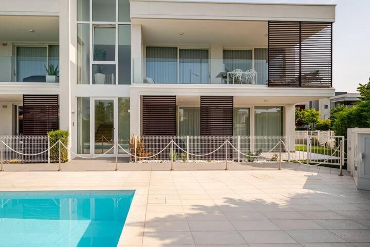 Apartment Luma With Pool Lido di Jesolo Bagian luar foto
